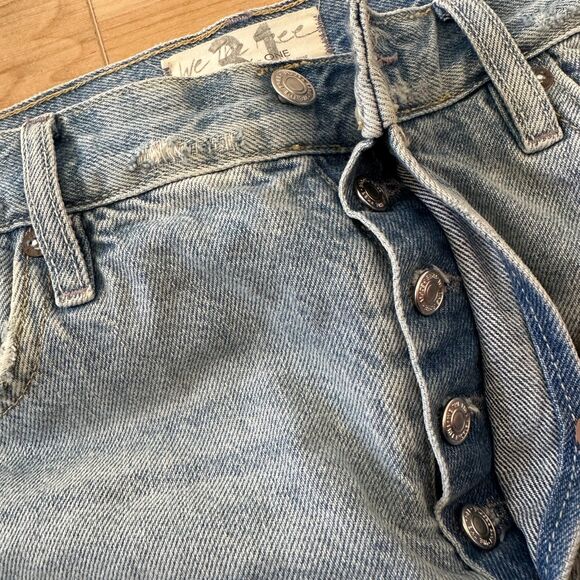 We The Free Free People Denim Distressed High Waisted Light Wash Shorts Size 31‎ - Picture 3 of 4